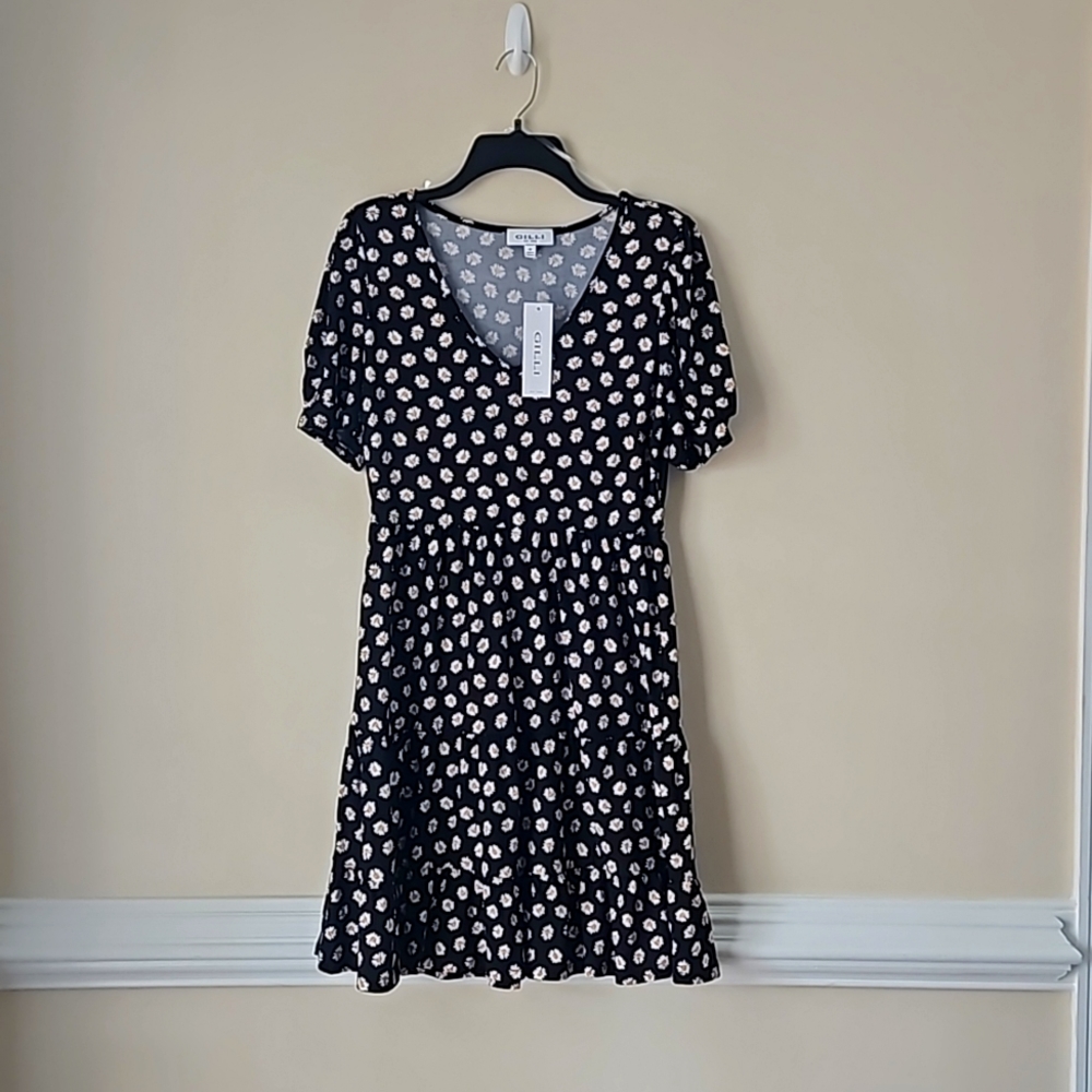 NWT Gilli daisy print dress M